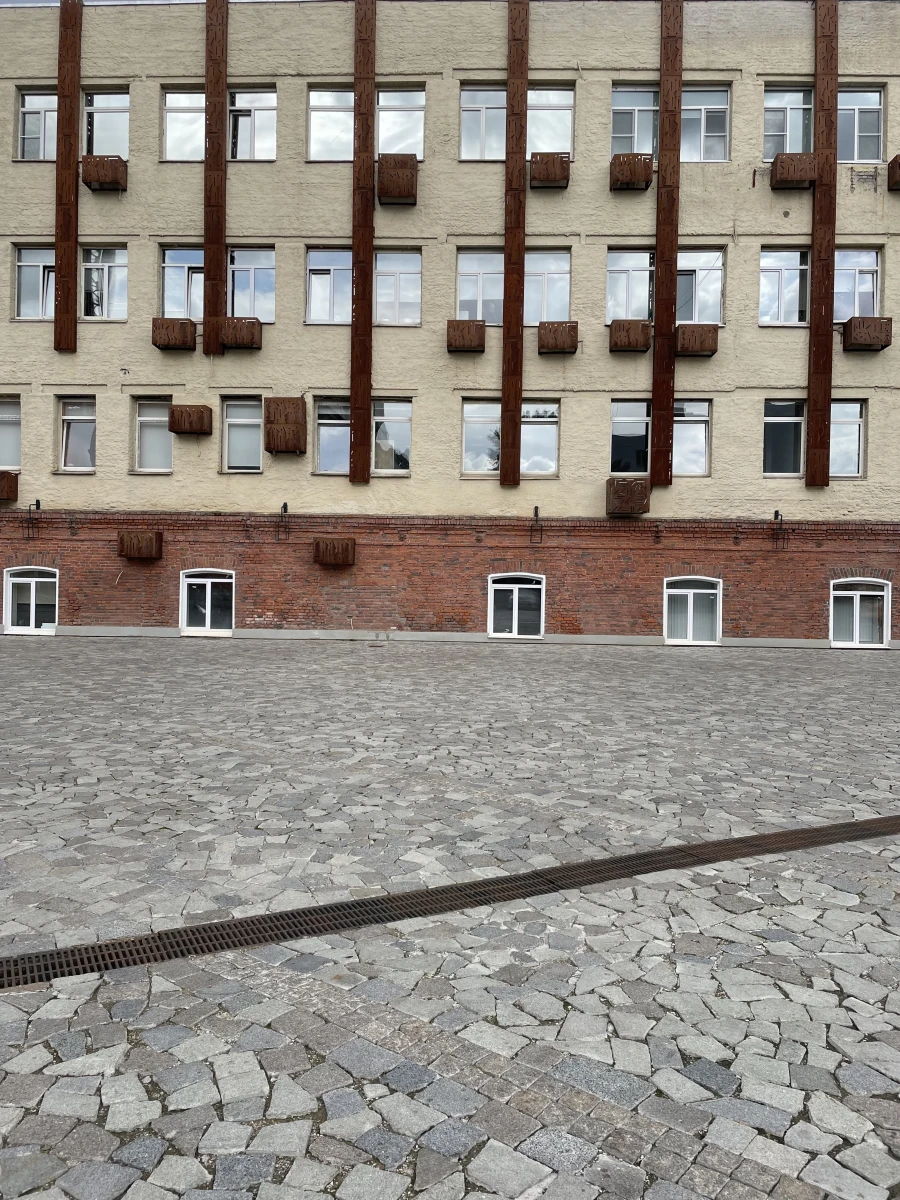 Зеркальное здание с трубами на рябовской мануфактуре