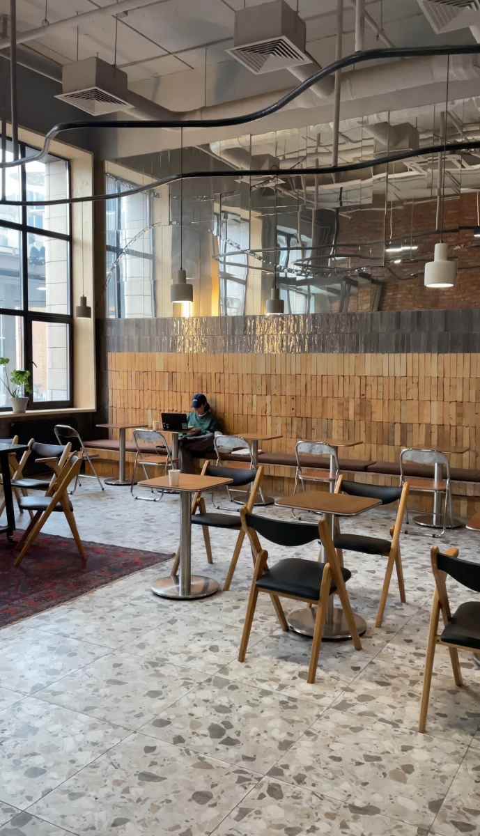 Кофейня Surf с большим свободным залом