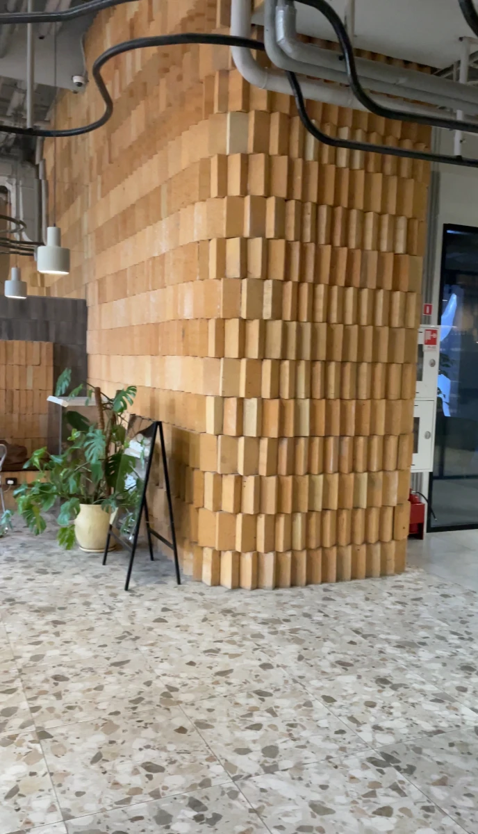 Кофейня Surf с большим свободным залом