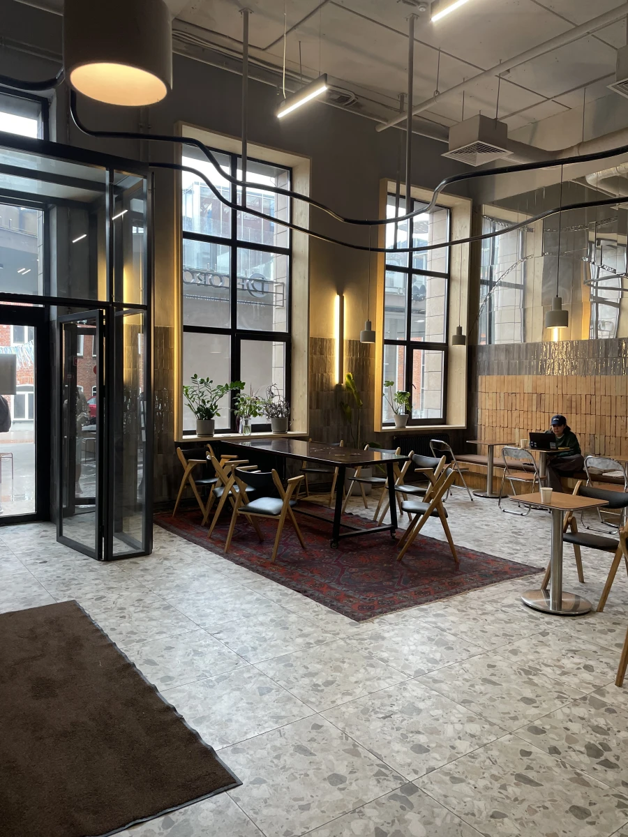 Кофейня Surf с большим свободным залом