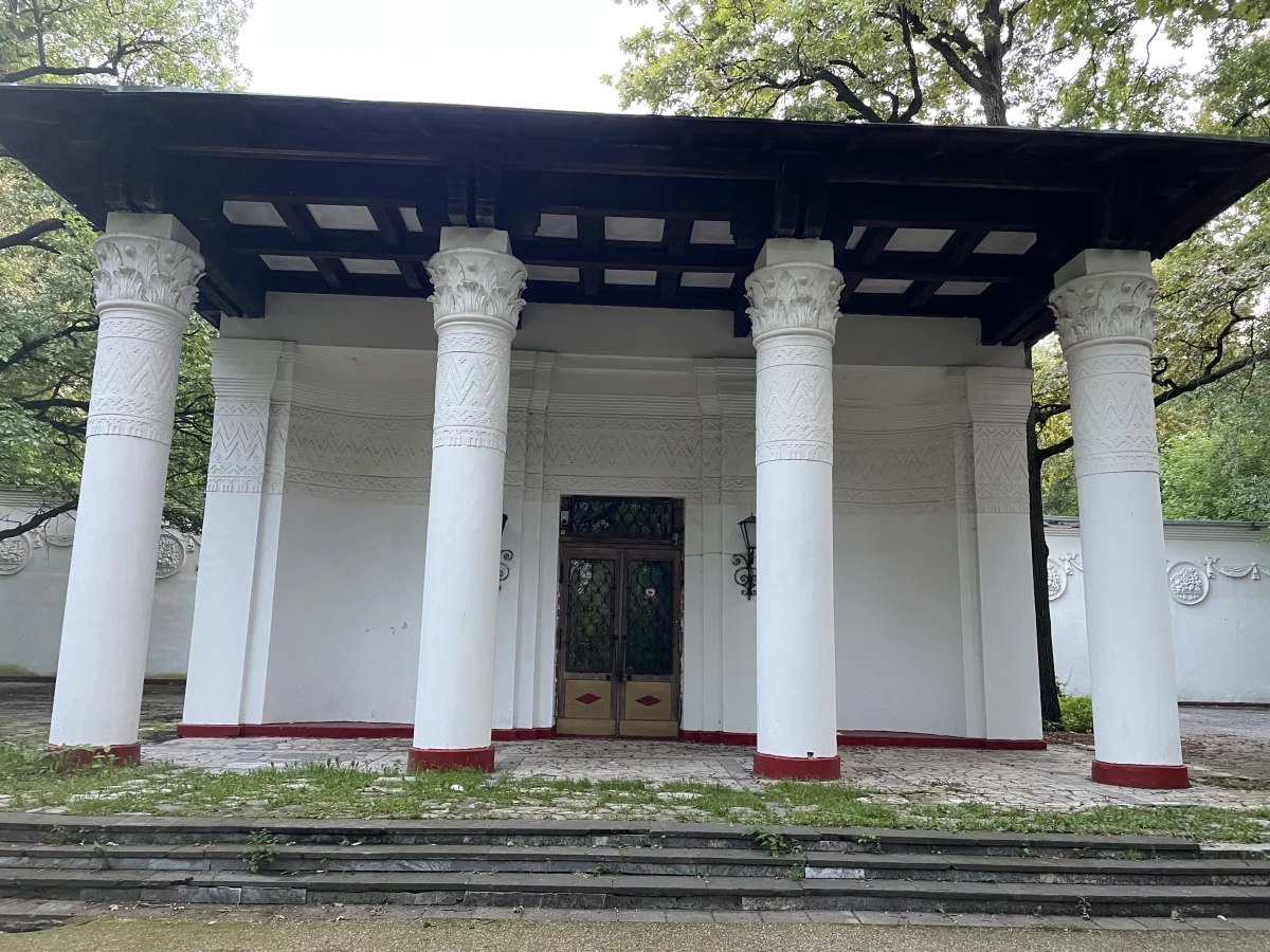 Здание с колоннами на вднх