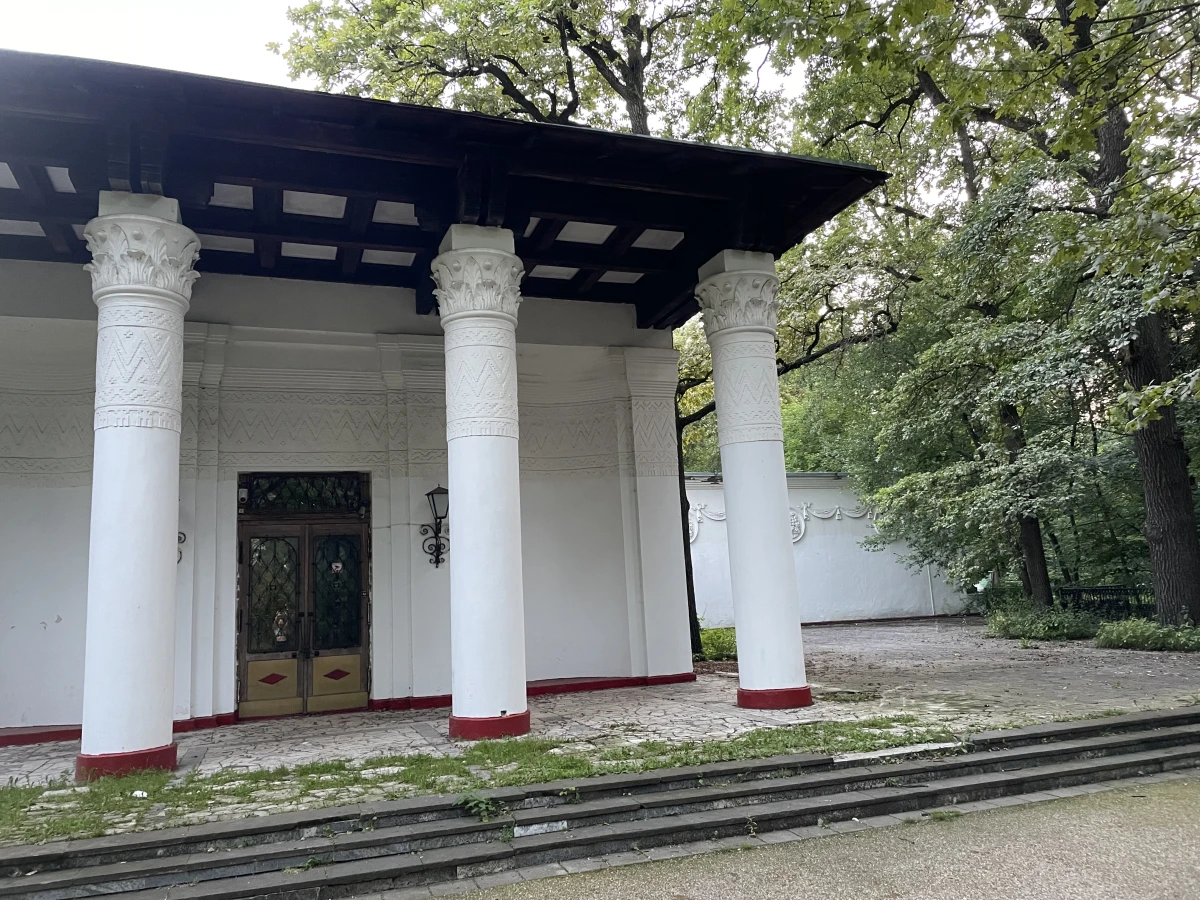 Здание с колоннами на вднх