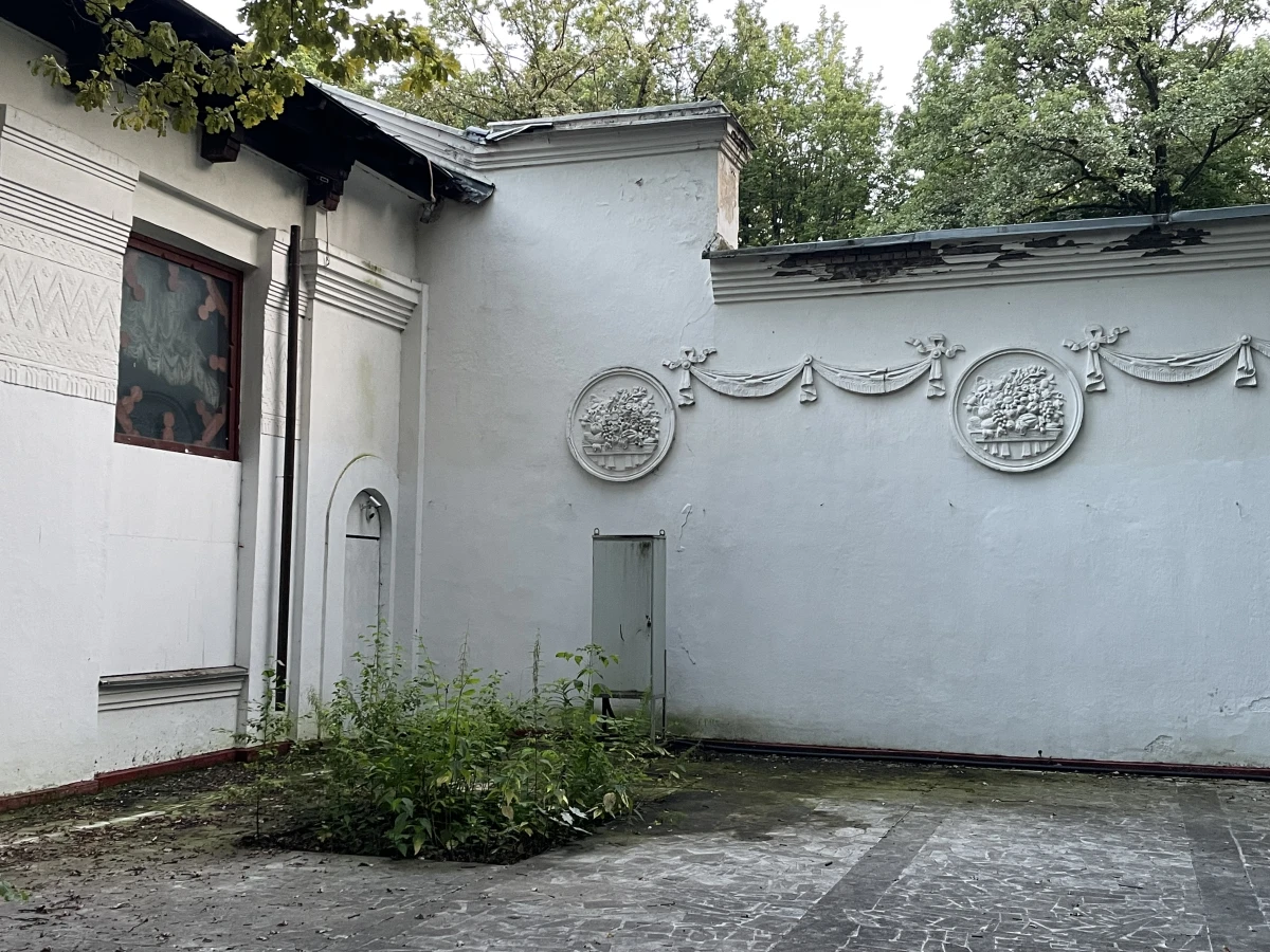 Здание с колоннами на вднх