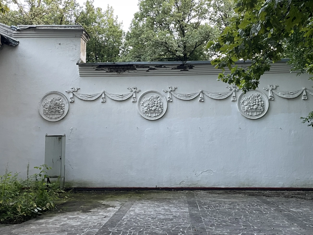 Здание с колоннами на вднх