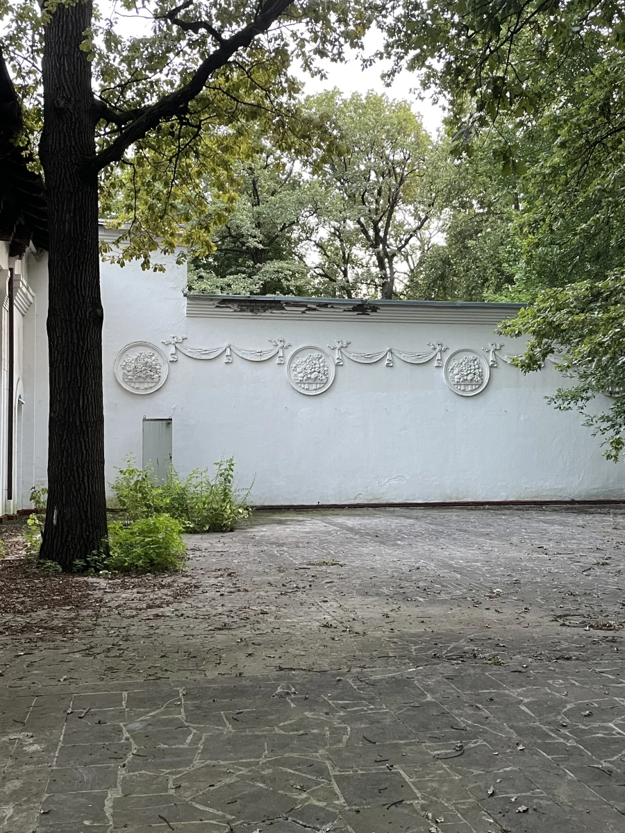 Здание с колоннами на вднх