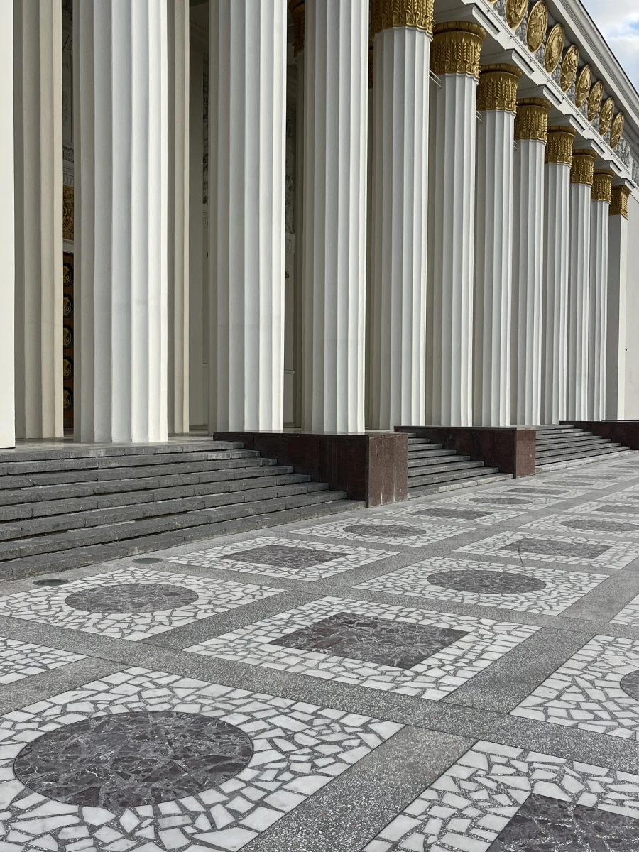 Здание с колоннами