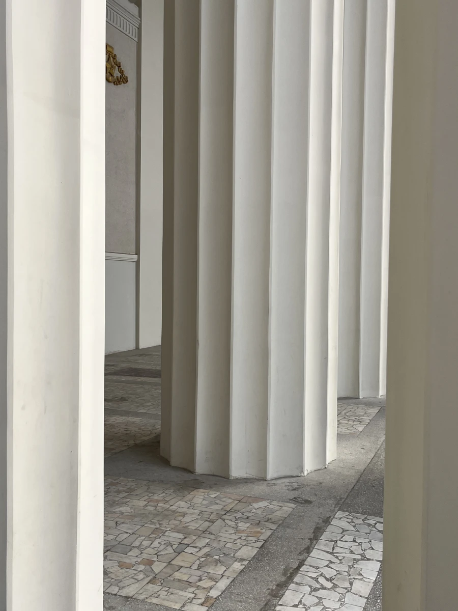 Здание с колоннами