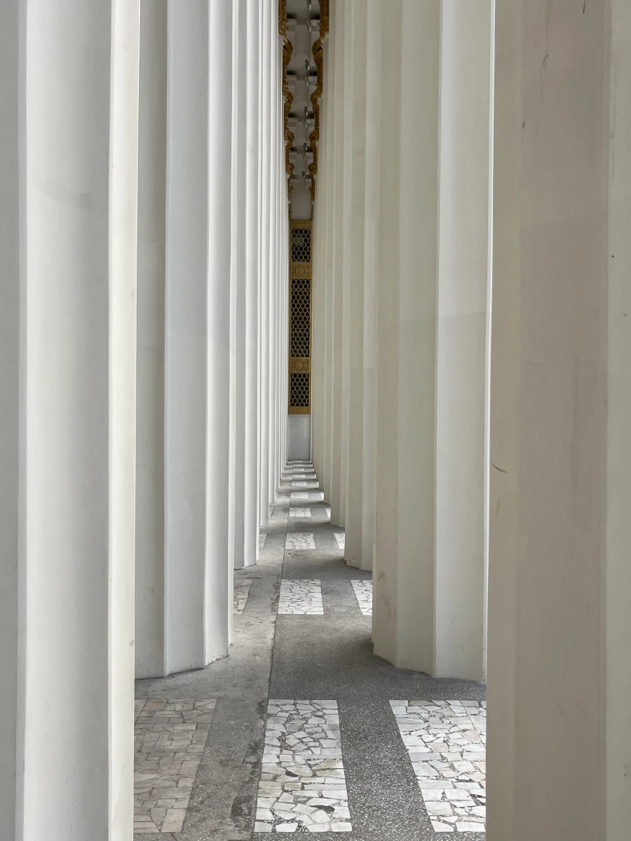 Здание с колоннами