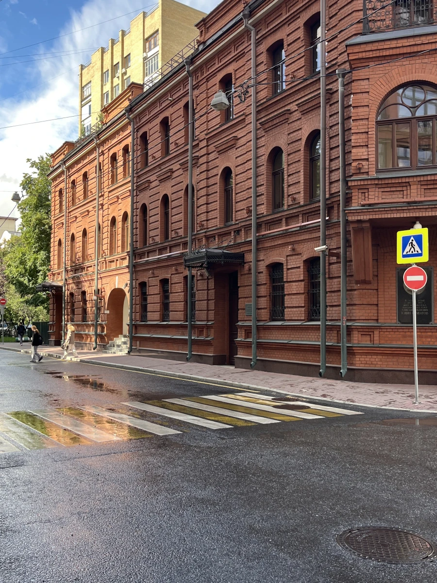 Здание из красного кирпича