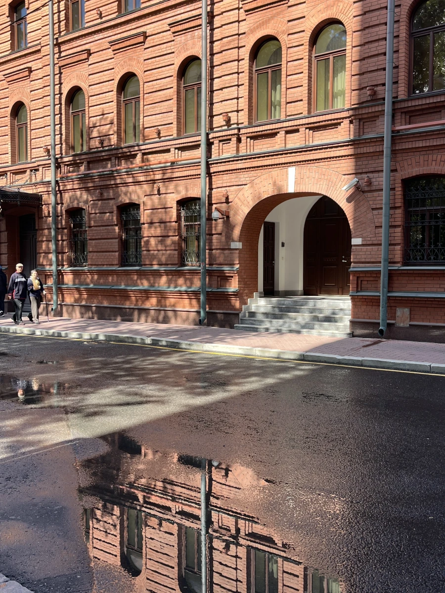 Здание из красного кирпича