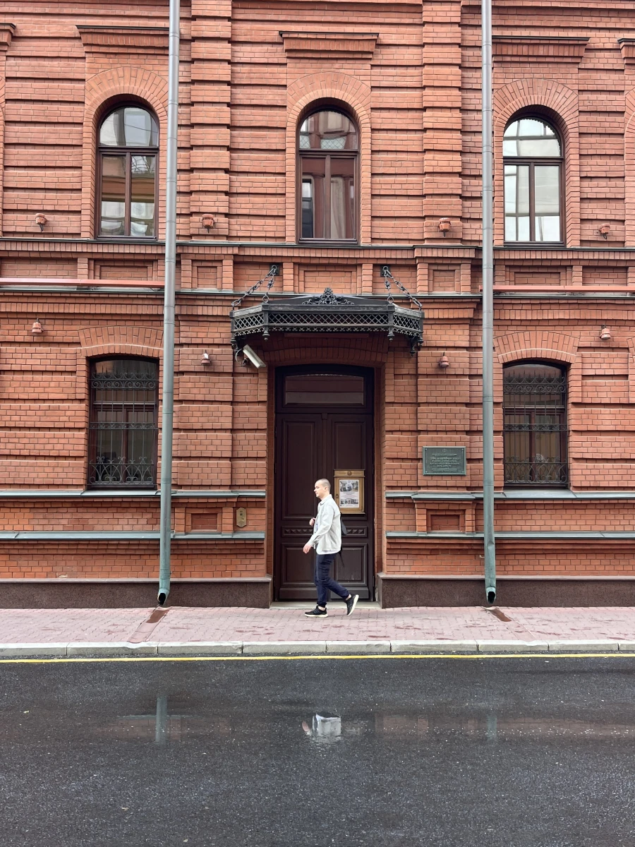 Здание из красного кирпича