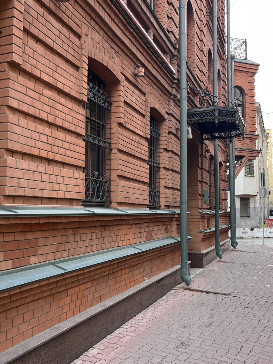 Здание из красного кирпича