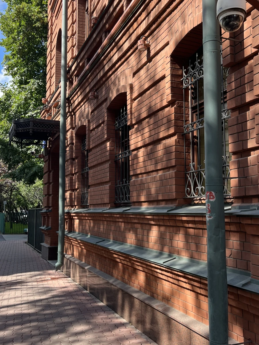 Здание из красного кирпича