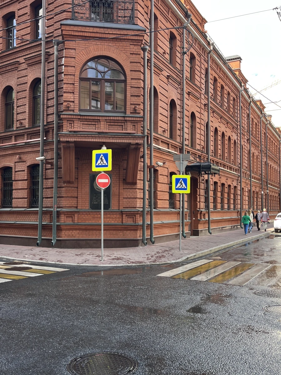 Здание из красного кирпича