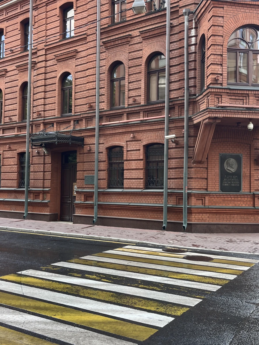 Здание из красного кирпича