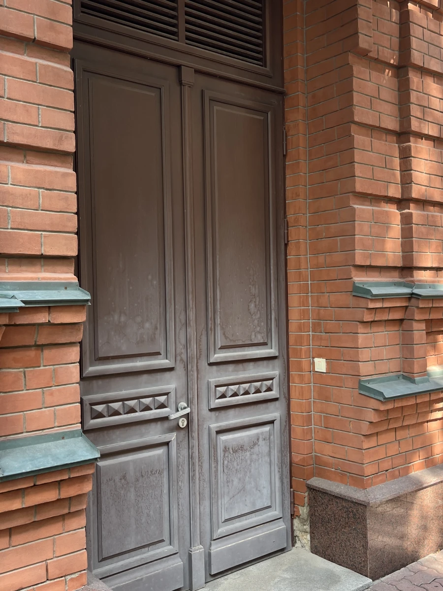 Здание из красного кирпича