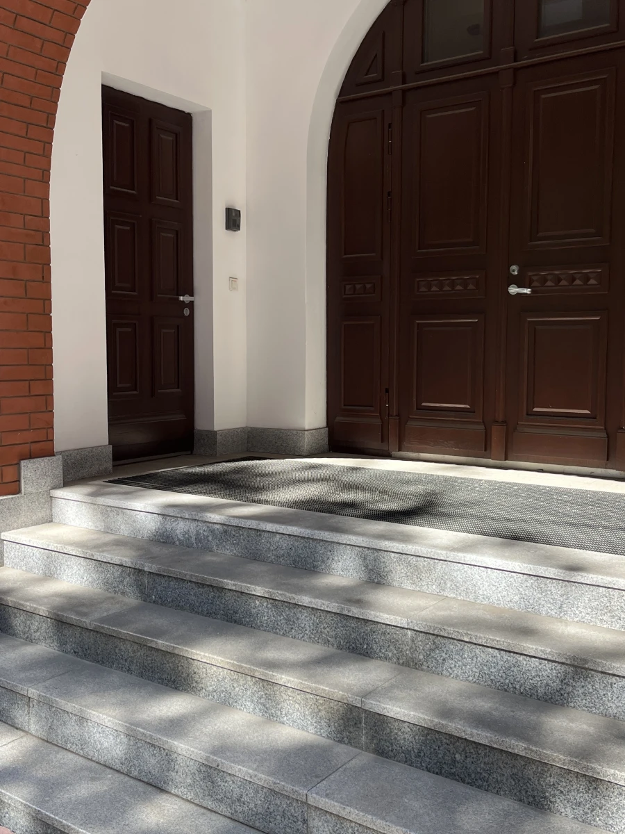 Здание из красного кирпича