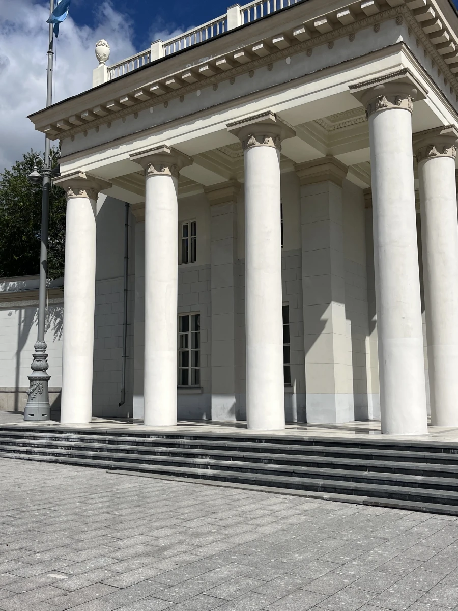 Здание с колоннами на ВДНХ