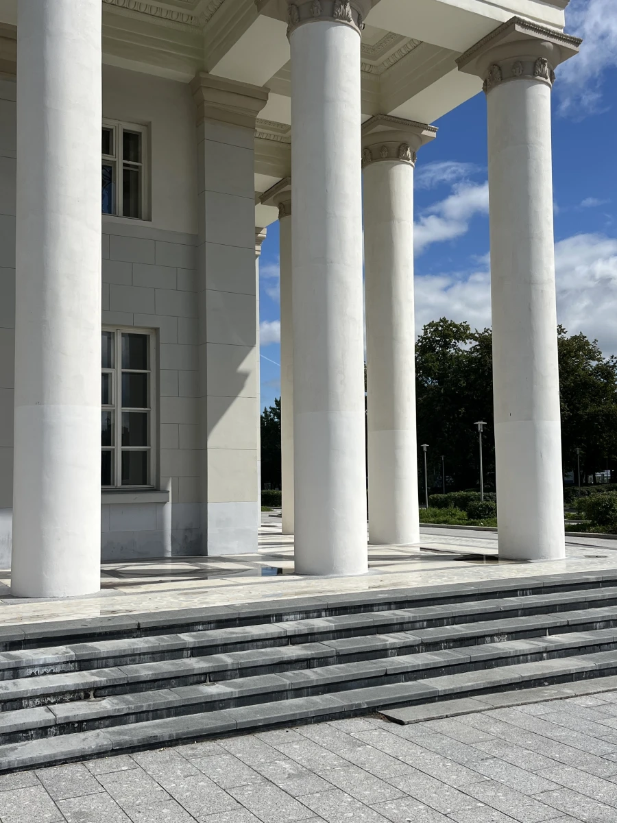 Здание с колоннами на ВДНХ