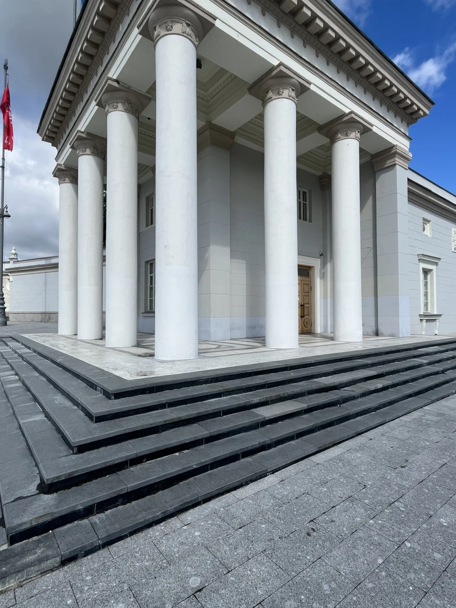 Здание с колоннами на ВДНХ