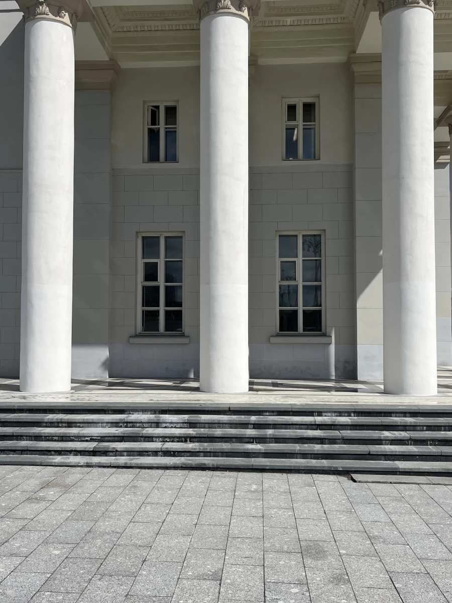 Здание с колоннами на ВДНХ