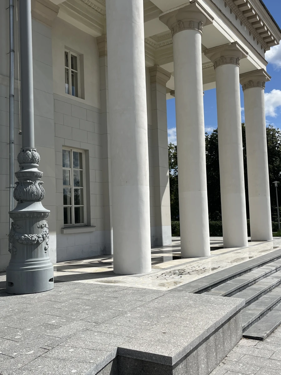 Здание с колоннами на ВДНХ