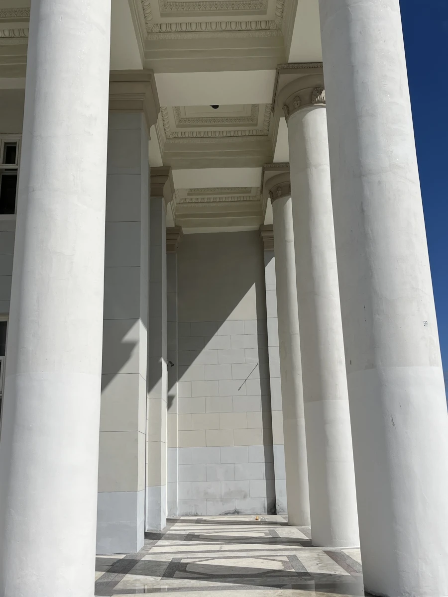 Здание с колоннами на ВДНХ