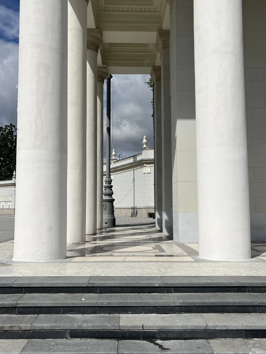 Здание с колоннами на ВДНХ