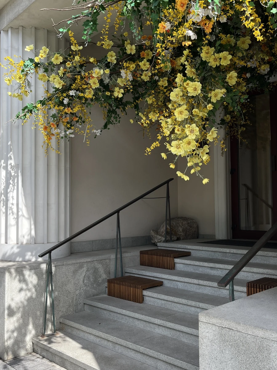 Цветочный фасад салона Saco