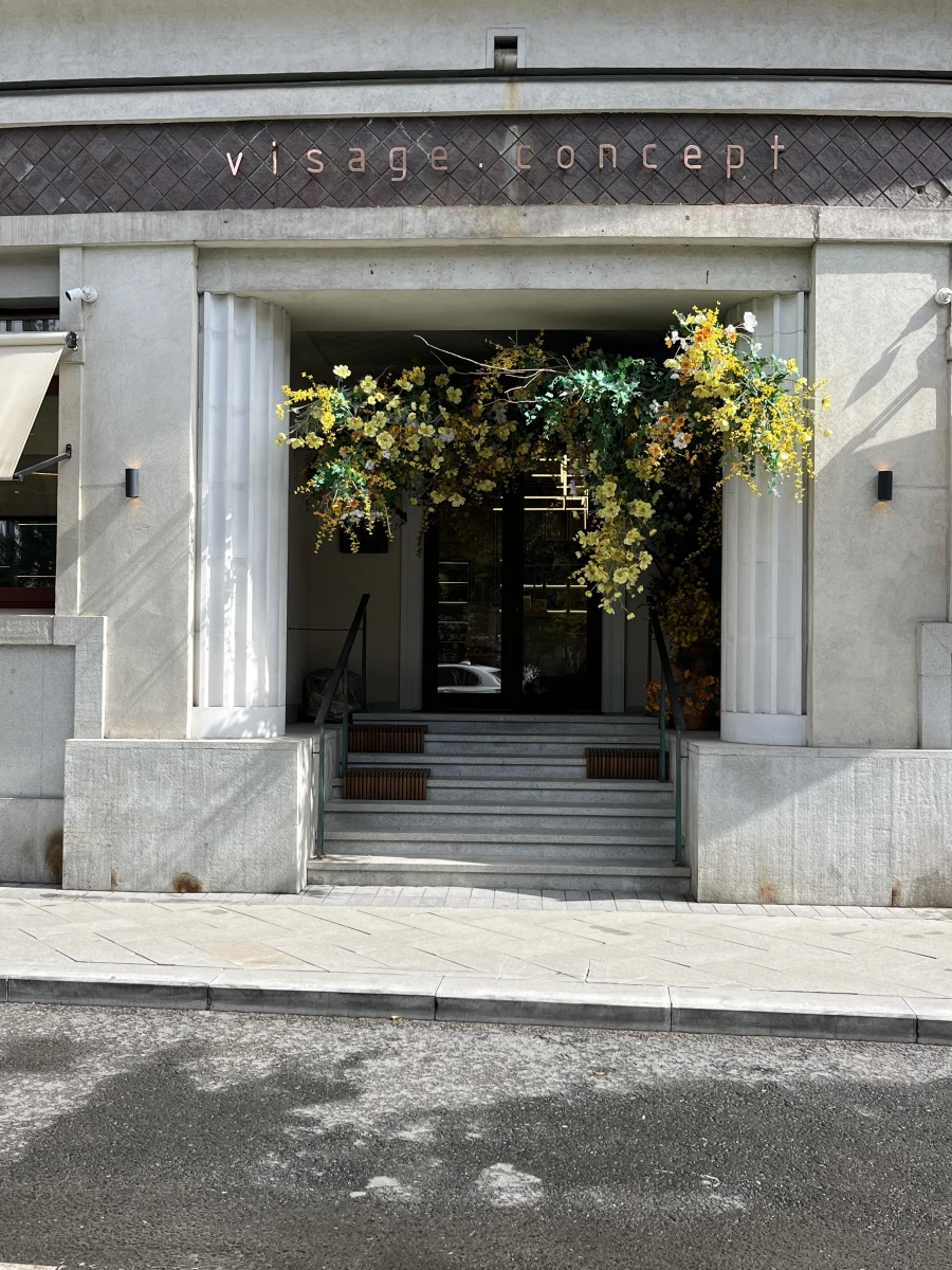 Цветочный фасад салона Saco