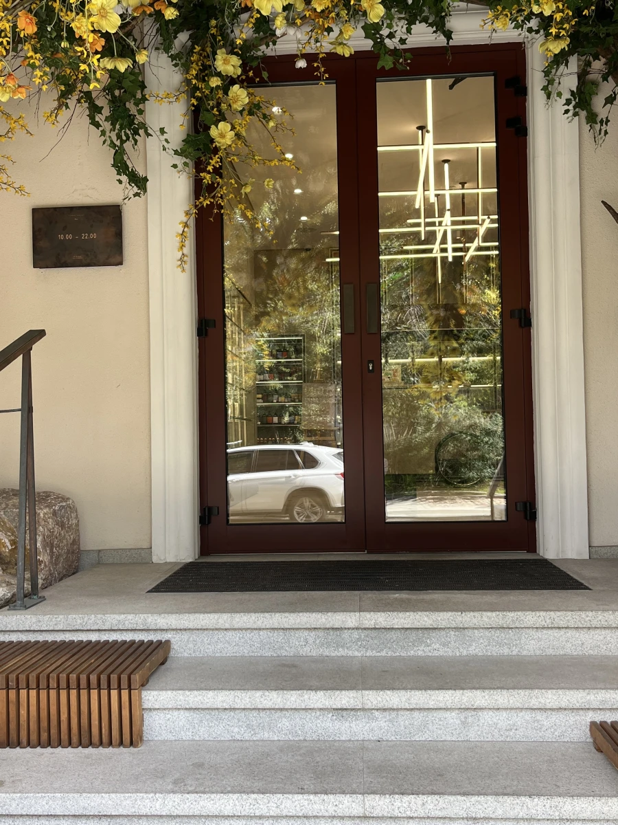 Цветочный фасад салона Saco