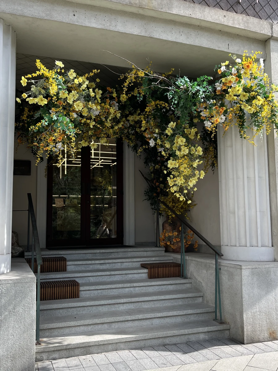 Цветочный фасад салона Saco