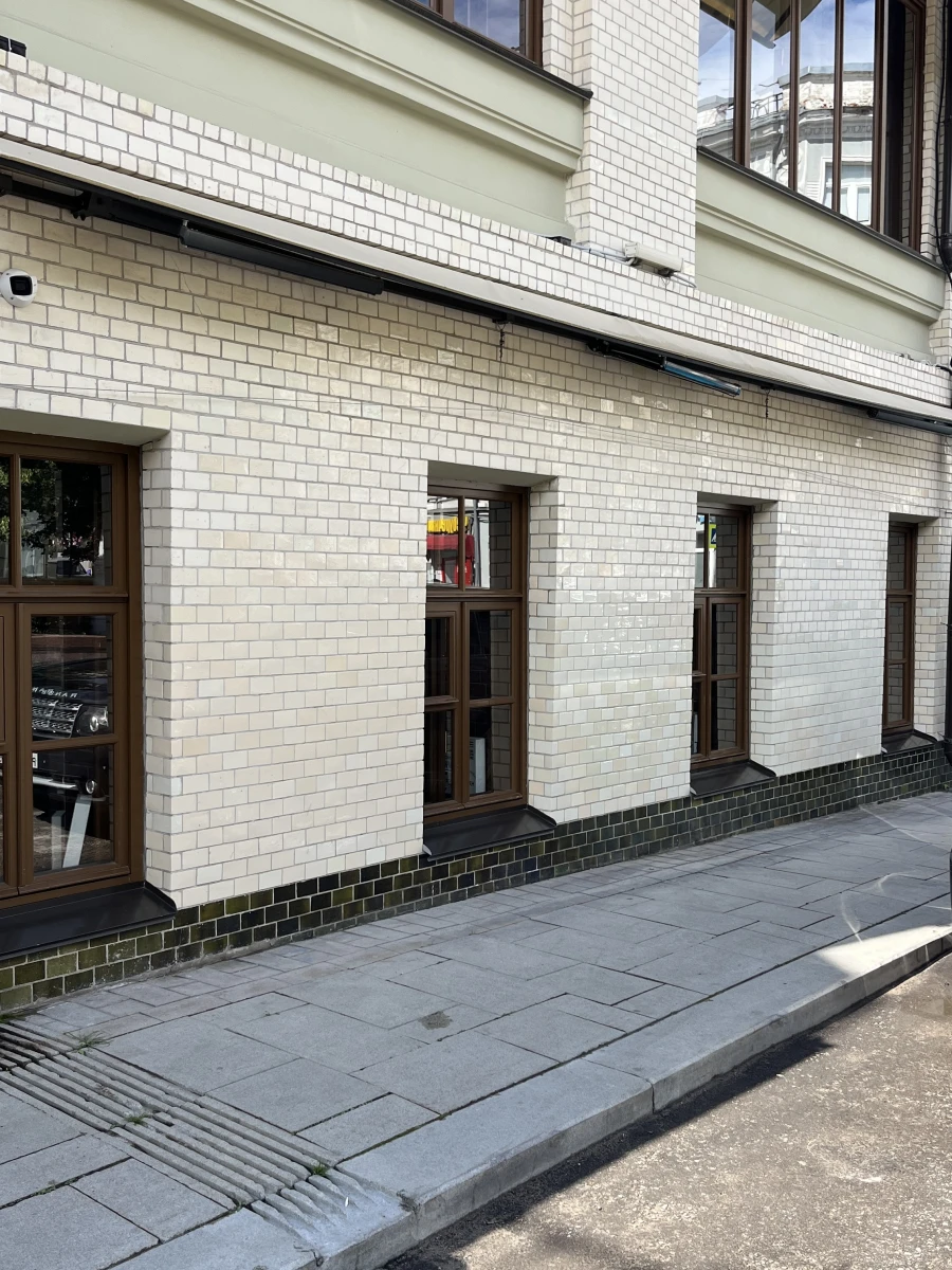 Бежевая стена из плитки