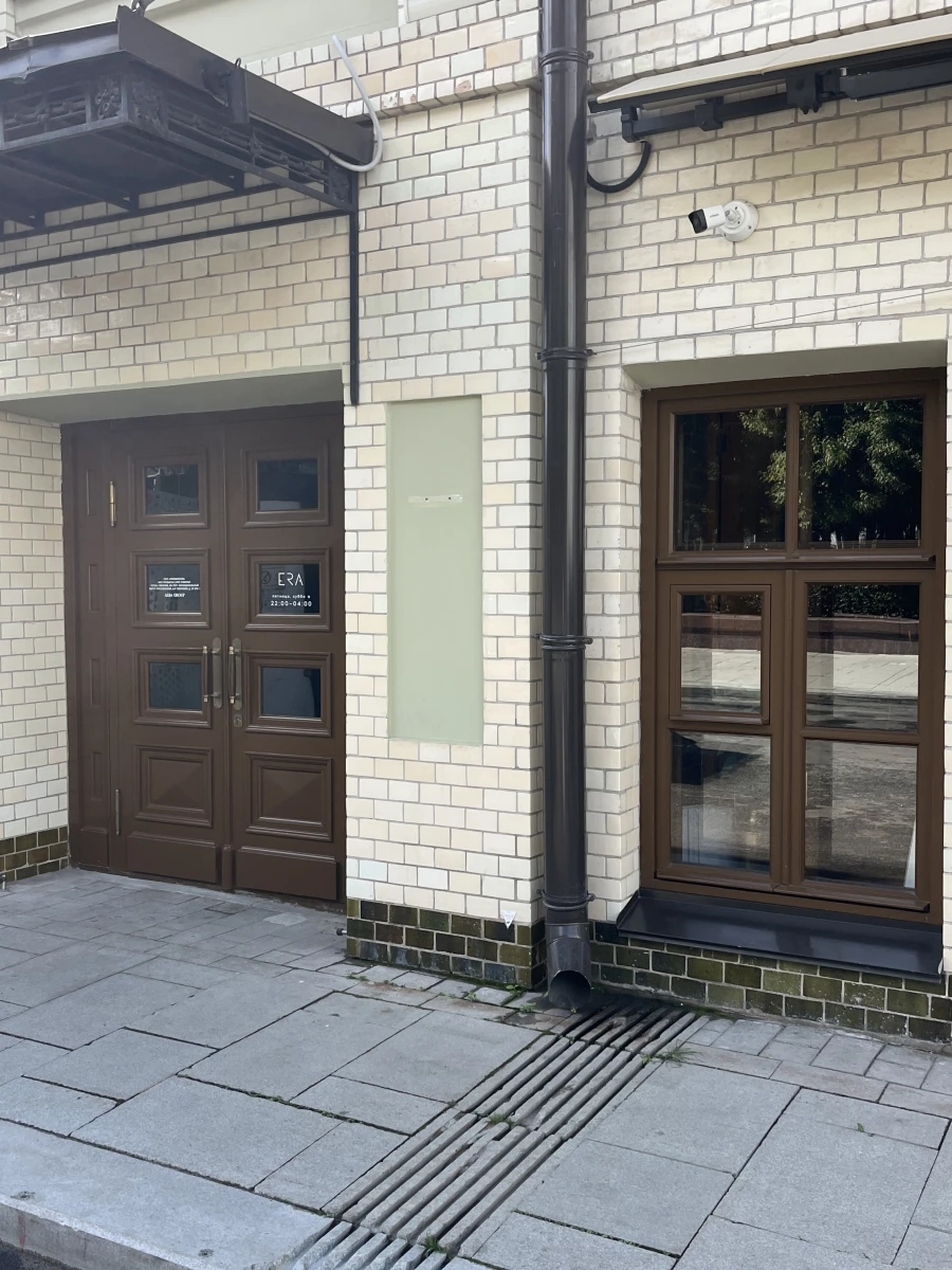 Бежевая стена из плитки