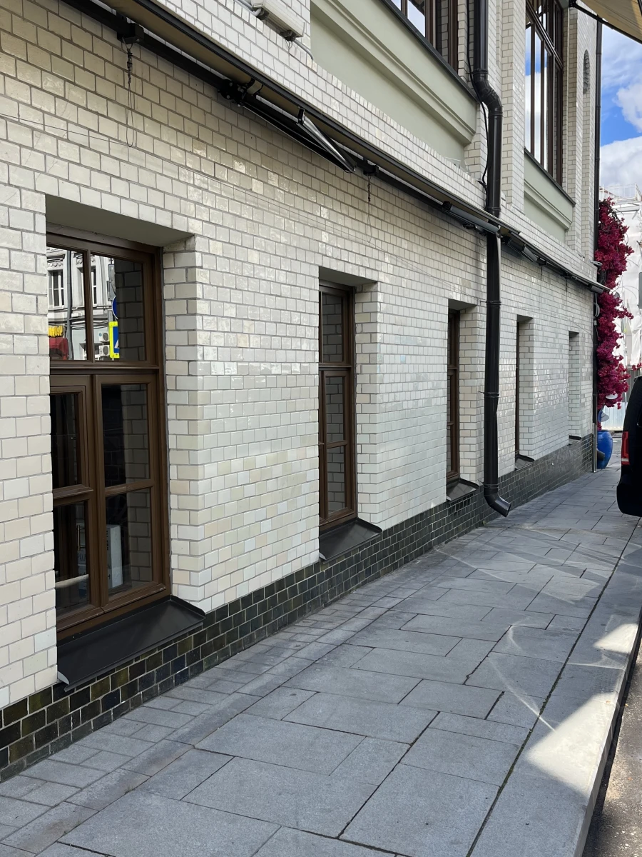 Бежевая стена из плитки