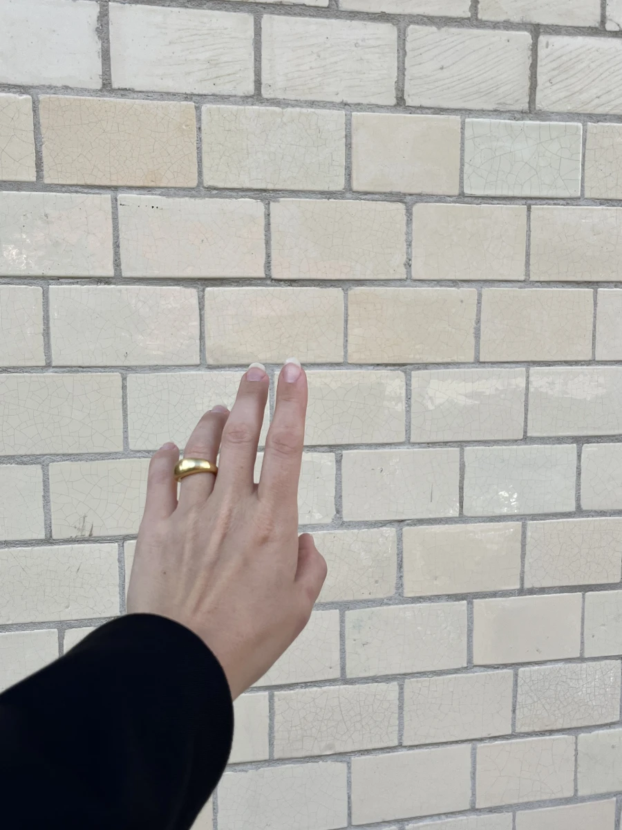 Бежевая стена из плитки