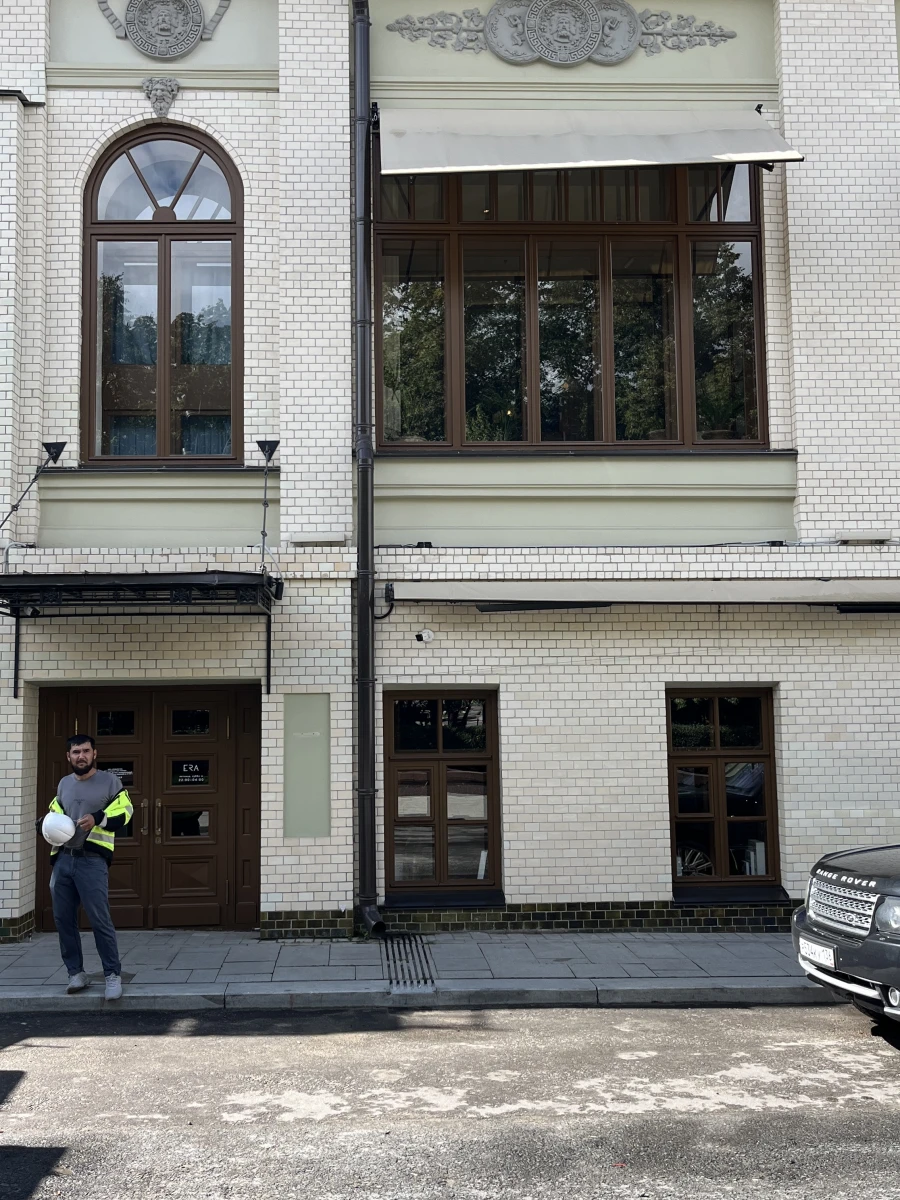 Бежевая стена из плитки