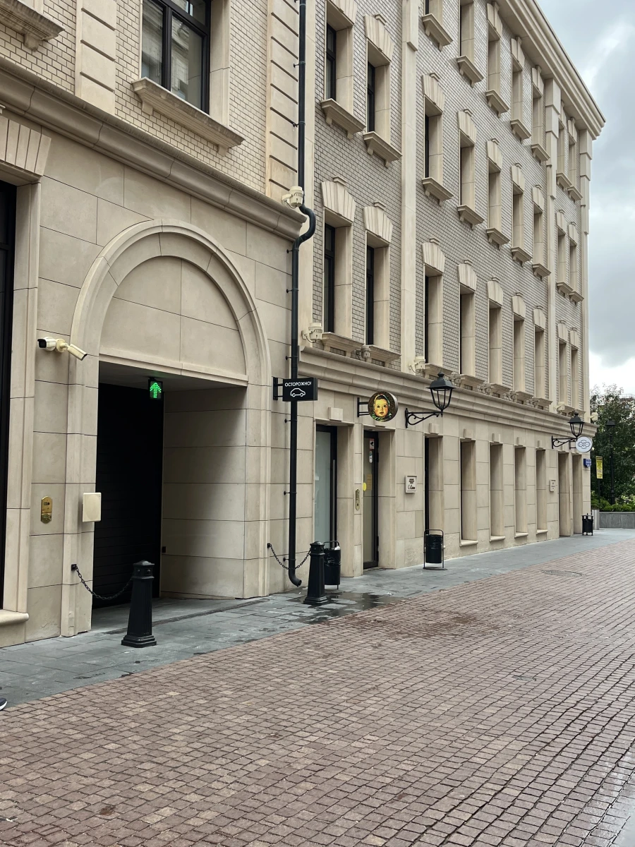 Въезд в паркинг в стиле Нью Йорка