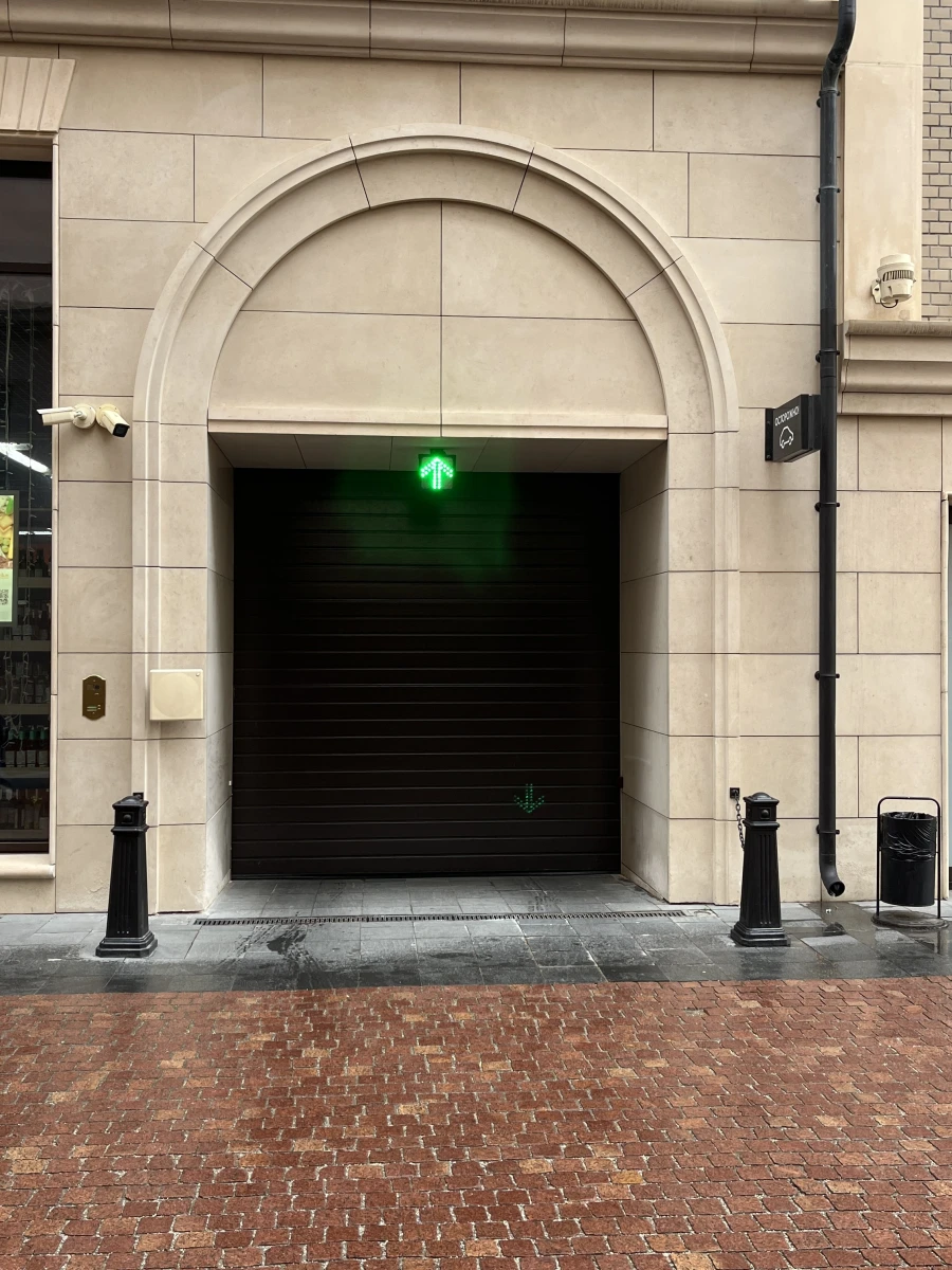 Въезд в паркинг в стиле Нью Йорка