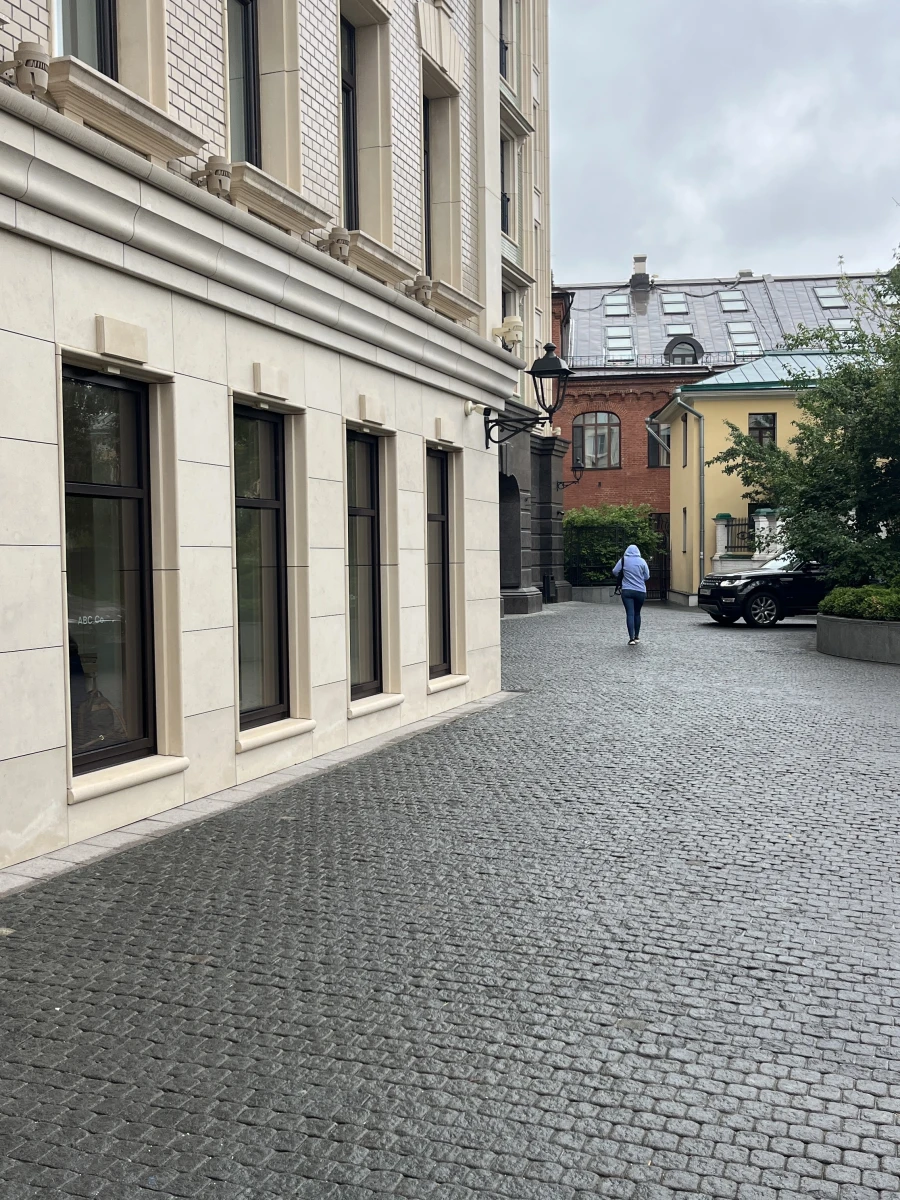 Въезд в паркинг в стиле Нью Йорка