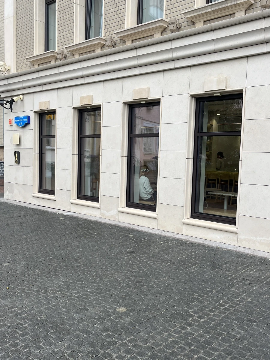 Въезд в паркинг в стиле Нью Йорка