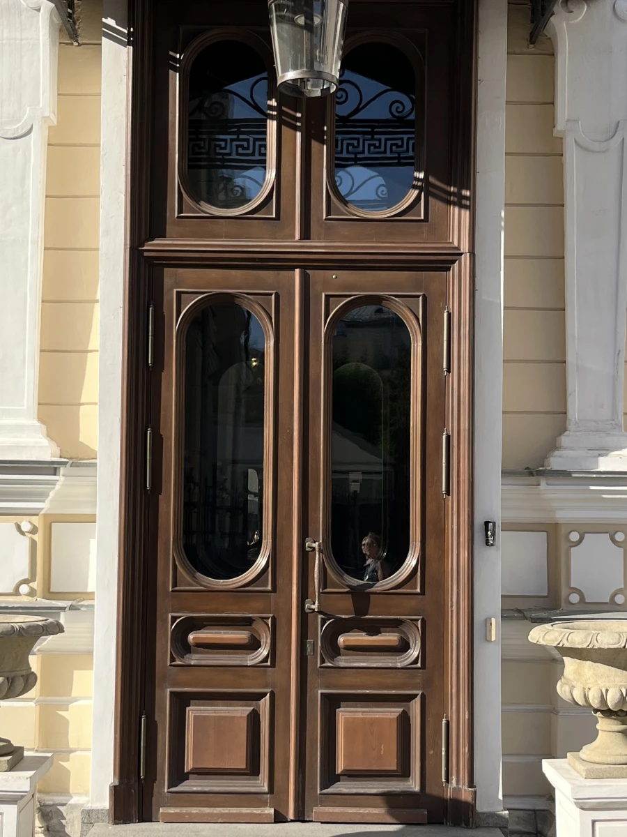 Деревянная дверь в вознесенском переулке