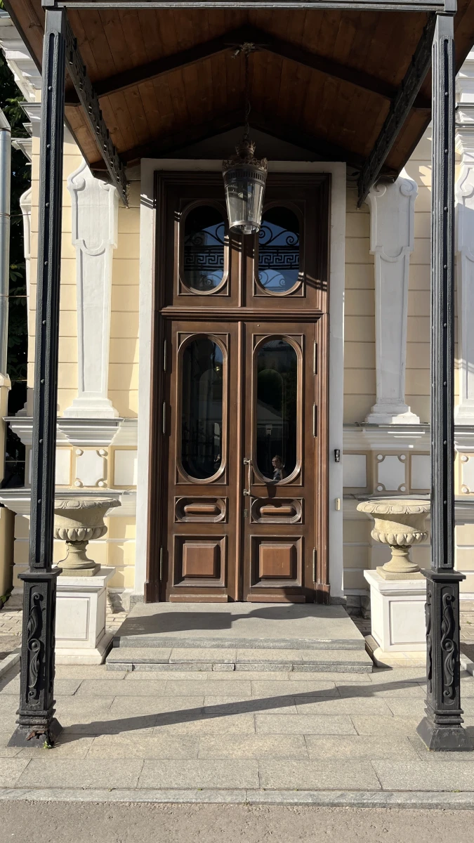 Деревянная дверь в вознесенском переулке