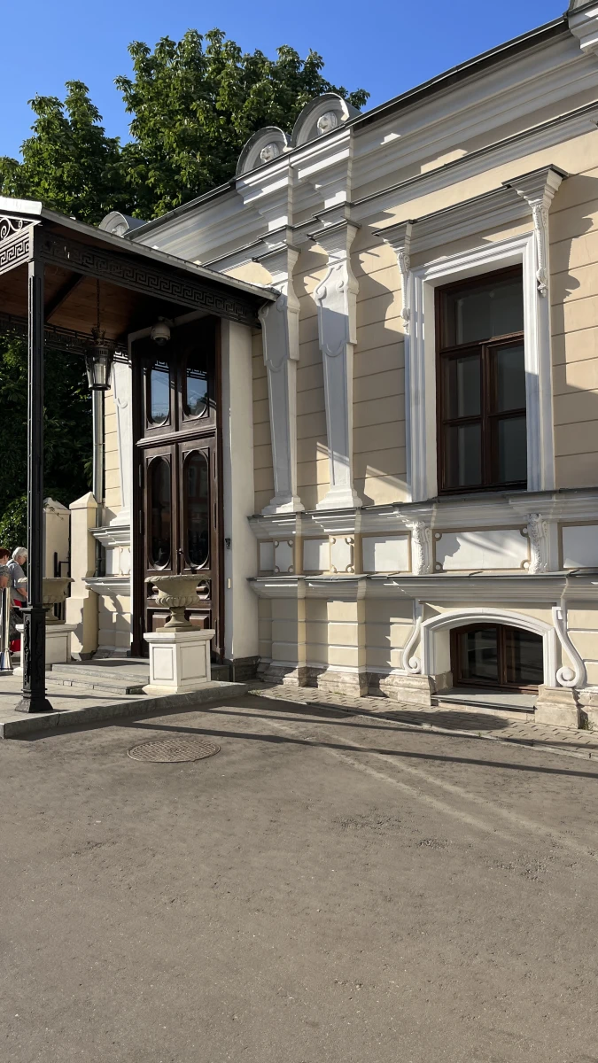 Деревянная дверь в вознесенском переулке