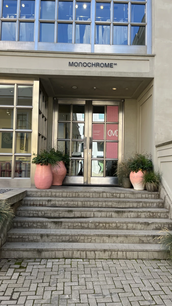 Розовые кашпо и лестница магазина Monochrome