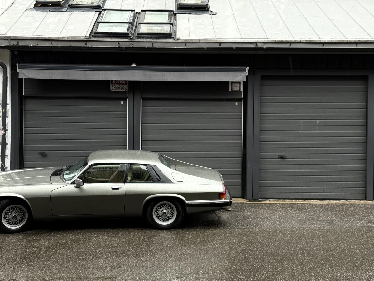 Парковка с винтажным автомобилем