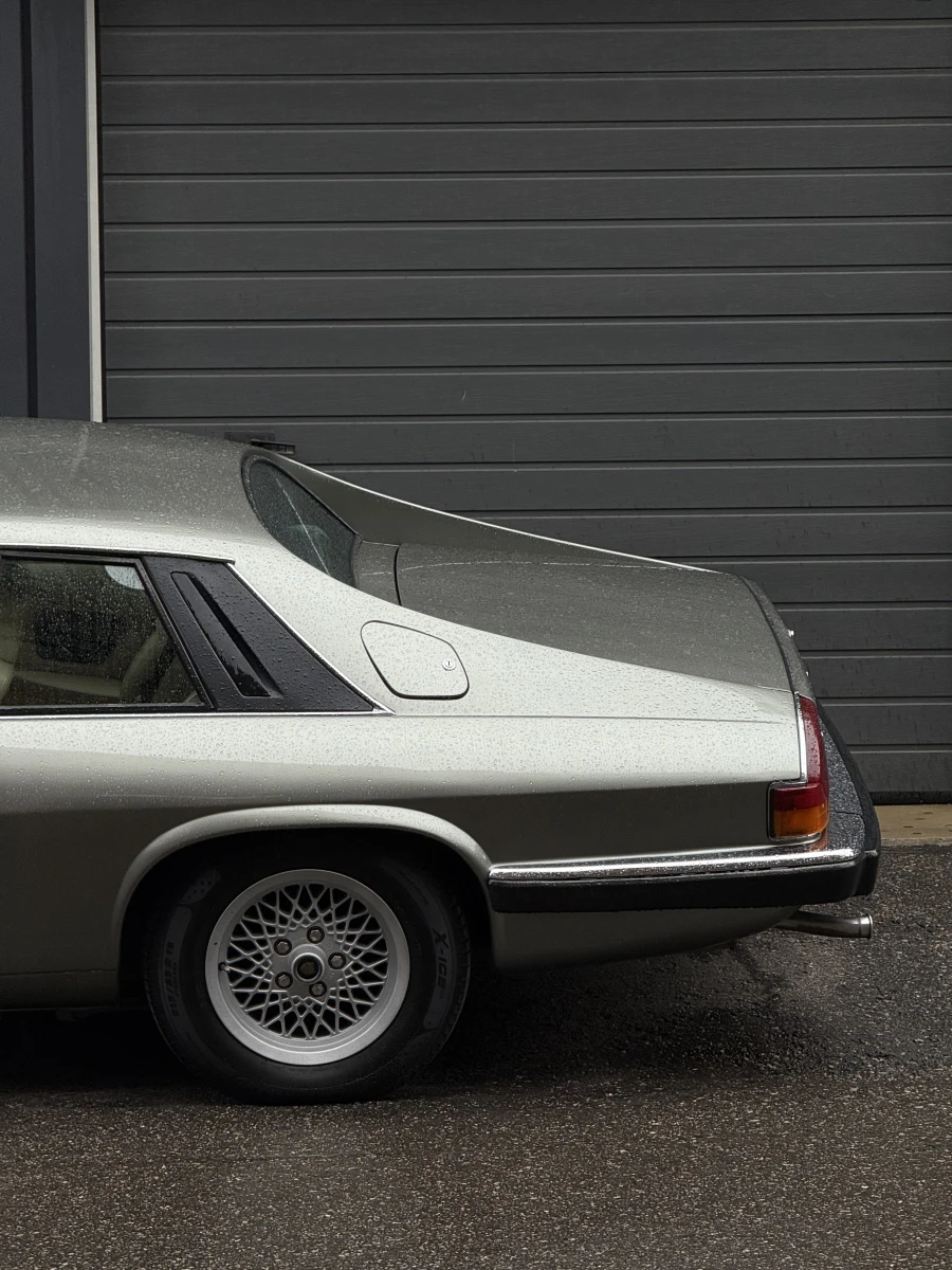 Парковка с винтажным автомобилем