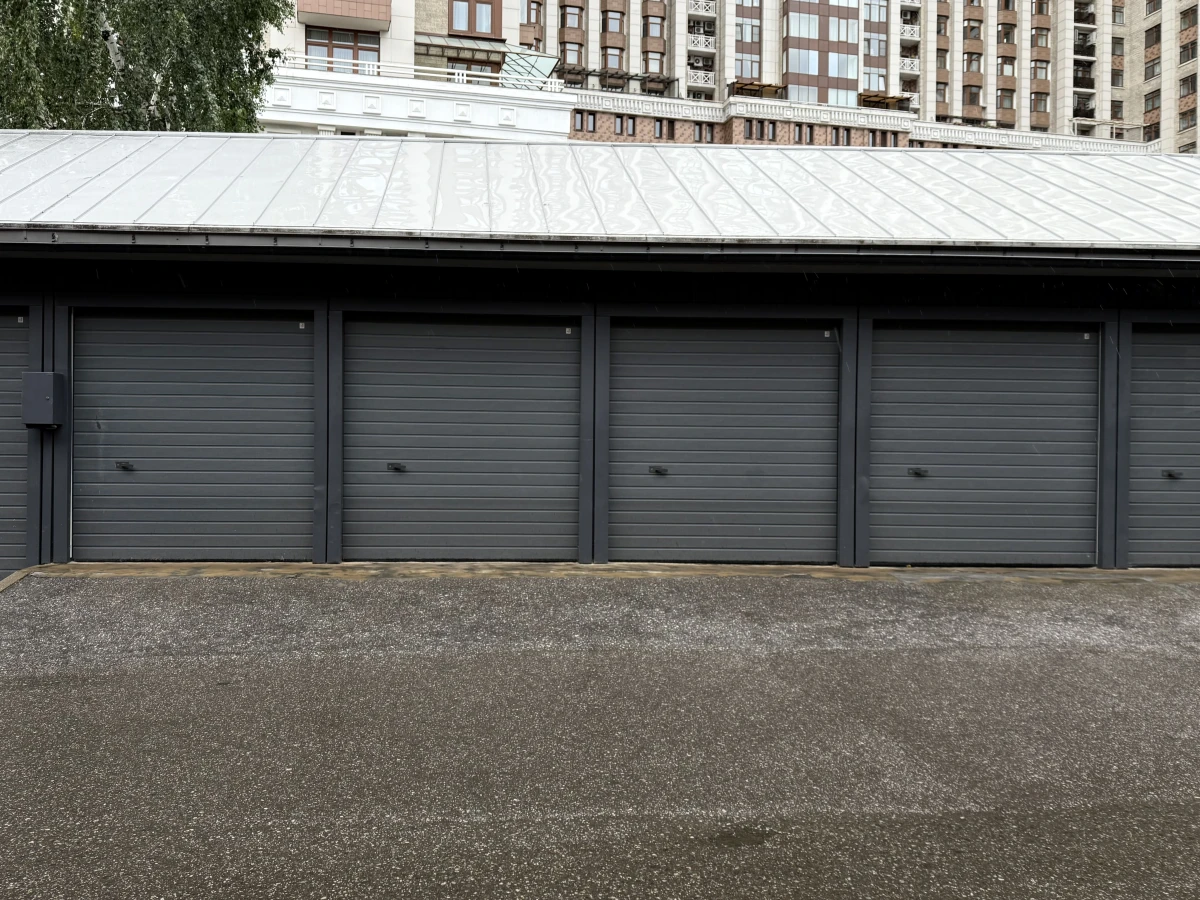 Парковка с винтажным автомобилем