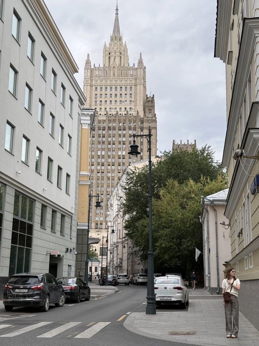 Переулок с видом на МИД
