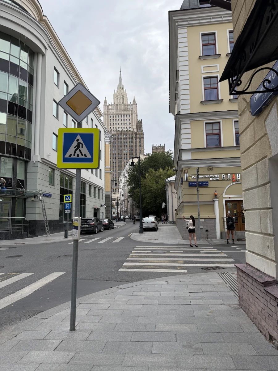 Переулок с видом на МИД